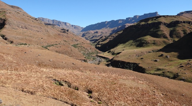 Drakensberg Tour South Africa, View up the Drakensberg